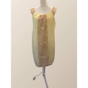 Vintage Avian Sz M nightgown lingerie peignoir in sunshine yellow with lace trim